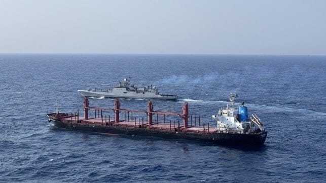 tàu chở hàng rời được hỗ trợ bởi tàu khu trục của Hải quân Ấn Độ